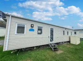 Wonderful Dog-Friendly Caravan At Kessingland Beach In Suffolk Ref 90033Bc