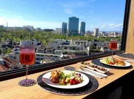 Blue Iris, 2BR, Stunning Views, Jacuzzi and Workspace