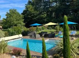 Gîte Ecrin de Verdure Jacuzzi et piscine