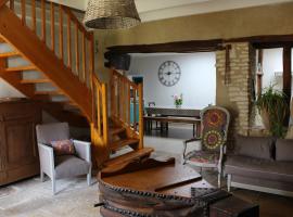 Les Noyers - Maison typique du Poitou - Calme et paisible - Proche du Futuroscope, huisdiervriendelijk hotel in Avanton