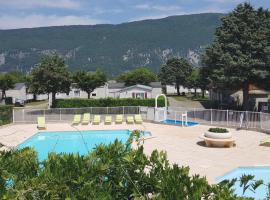 Mobil-home à quelques mètres du lac d'Aiguebelette, hotel v destinaci Novalaise