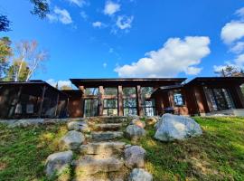 Nature modern lake retreat, hotell sihtkohas Nominingue