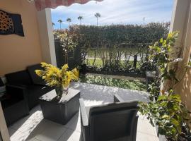 2P jardin Sud vue Lac avec piscine tennis parking privé, hotel a Le Cannet