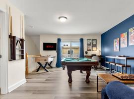 Fun Game Room Steps to Beach 2 Level Lux Condo, hotel en Hampton