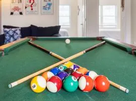 Fun Game Room Steps to Beach 2 Level Lux Condo