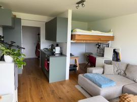 Kuscheln im Hochbett mit Seeblick, hotel in Strobl