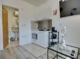 Aylward Apartments S19- Ground Floor Living Near City Centre, Gunwharf Quays, and Dockyard