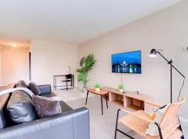 Modern Crystal City Apartment Top Amenities & Prime Location