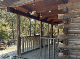 HoneyComb Hideouts Fir Deer Life cabin, chalet de monta&ntilde;a en Concan