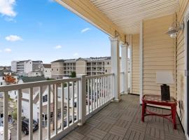Private Balcony Steps to Beach K St Penthouse #6, hotel em Hampton