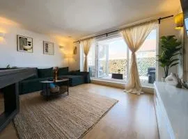 Central Apt En Suites with Pool table and Private Balcony