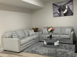 Modern suite in basement Upland, ξενοδοχείο στο Έντμοντον