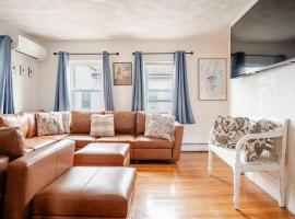 NEW! Family-Friendly Getaway -1 Mi to Dtwn Salem w Roof Deck & Tiki Bar, huisdiervriendelijk hotel in Salem