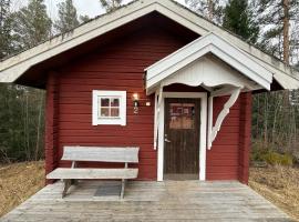 Small Timber House near stream, holy place near Church โรงแรมในRamsjö
