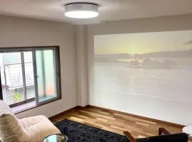 映画館みたいなお部屋で非日常体験 キッチン付きで家族も安心 1日1組限定貸切ステイ シンカイハウス
