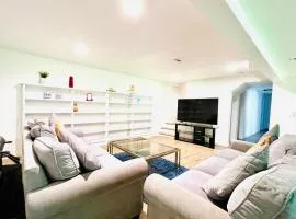 Charming 2-bedroom and 1 Full bath basement apartment with WiFi and AC in lovely Edmonds