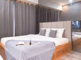 Spacious and Comfy 3BR at M-Town Signature Apartment By Travelio