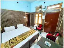 HOTEL PREMIUM TEERTH - Near Shri Kashi Vishwanath Temple -Tulshi Ghat - Restaurant and Free Wi-Fi - fully Air Conditioned hotel- BEST GUEST HOUSE