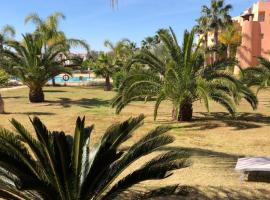 BEL APPARTEMENT REZ De CHAUSSEE AVEC DOUBLE TERRASSE FACE AU LAC ET AU GOLF، فندق سبا في توري-باتشيكو