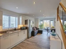 2022 Modern Home In Central Hayle With Ev Charger