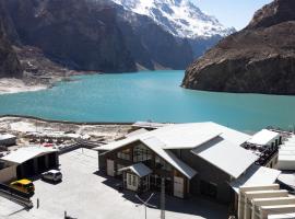 Lodges By Baron Hunza Attabad Lake, hotel u gradu Hunza