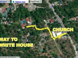 HOLIDAY white house, hótel í Puerto Galera