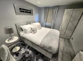 DYNASTAYS- Stylish Seaside Home- Adults Only, Dog Friendly, Garden & Parking