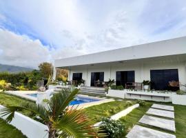 Sondela Lambug Room1 pool mountain view, hotel a Badian