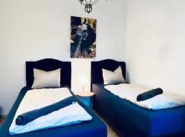 Modern 2BR Stay for 5 Prime Location