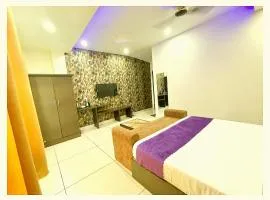 HOTEL LUXUARY RUDRAKSH Near Near Ganga Ghat and Kashi Vishwanath Temple - Hygiene & Spacious Room - with wifi- and Parking - Air Conditioning Room - Best Hotel