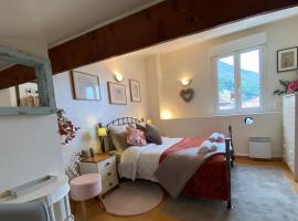 Number 1 Place Pyrene, 2 bedroom duplex, luxury apartment, hotel din Foix