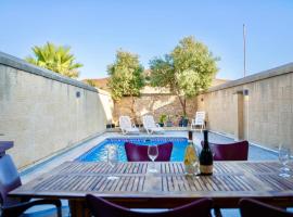 4 Bedroom Holiday Home with Private Pool, villa en Għarb