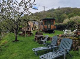 roulotte maisonthiers, hotel v destinaci Blanot