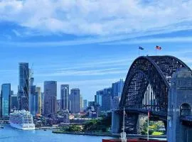 Sydney Harbour and CBD View Penthouse with Free Parking