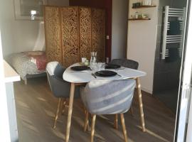 Studio, hotel in Blosville