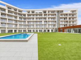 Bluewave riverside Pie&scaron;ťany, hotel con pileta en Banka