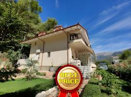 Villa Vasil Mertiri, hotel en Himarë