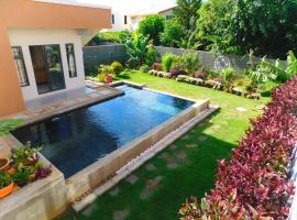 2 Bedrooms Ground floor villa with private pool & garden, מלון באלביון