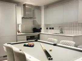 Central Birmingham Luxury 2 Bedroom Apartment with Fast WiFi and Games Table