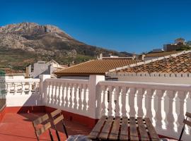 Rural retreat in El Burgo, Spain, hotel v mestu El Burgo