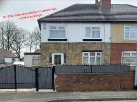 Modern 3 bedroom house, 3 Bathroom, secure parking, Wi-Fi & Garden