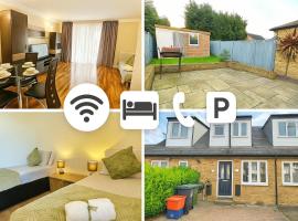 Modern 3 Bed House In Essex By DLuxoria Short Lets & Serviced Accommodation With Pet Friendly, Free WiFi & Free Parking, Hotel in Basildon