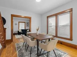 Grand Rapids Gem - Near Heart of DT - Sleeps 10