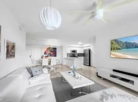 Aventura Mall Apt with Pool a Tennis Court and Free parking