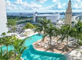 3610 Calm Blue Studio w Balcony View Pool and Gym