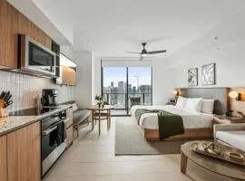 3312 Modern Apt in front of Kaseya Center with Pool and Gym