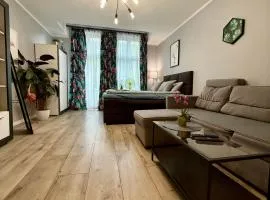 Apartament FLAMING DeLuxe z balkonem w centrum naprzeciwko PKP PKS - self check in - darmowy parking - późne wymeldowanie do 12 - wystawiamy FV