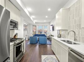 Brick Beauty Downtown, 3BR, Fenced Yard, Garage!, ξενοδοχείο σε Cedar Falls
