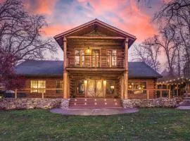 Log Cabin sleeps 20 with hot tub, EV Charger, firepit