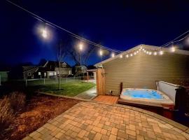 3Bed 2Bath Outdoor Oasis, Fenced Yard, HOT TUB!, hotel en Cedar Falls